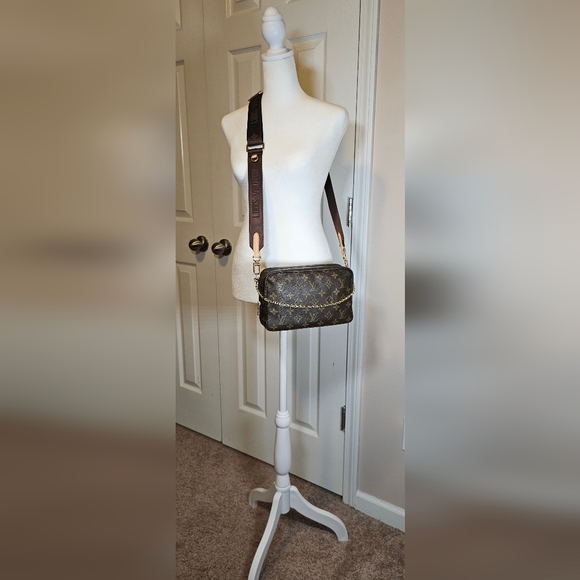 Authentic LOUIS VUITTON Trousse De Toilette 23 Crossbody Bag - Picture 8 of 12